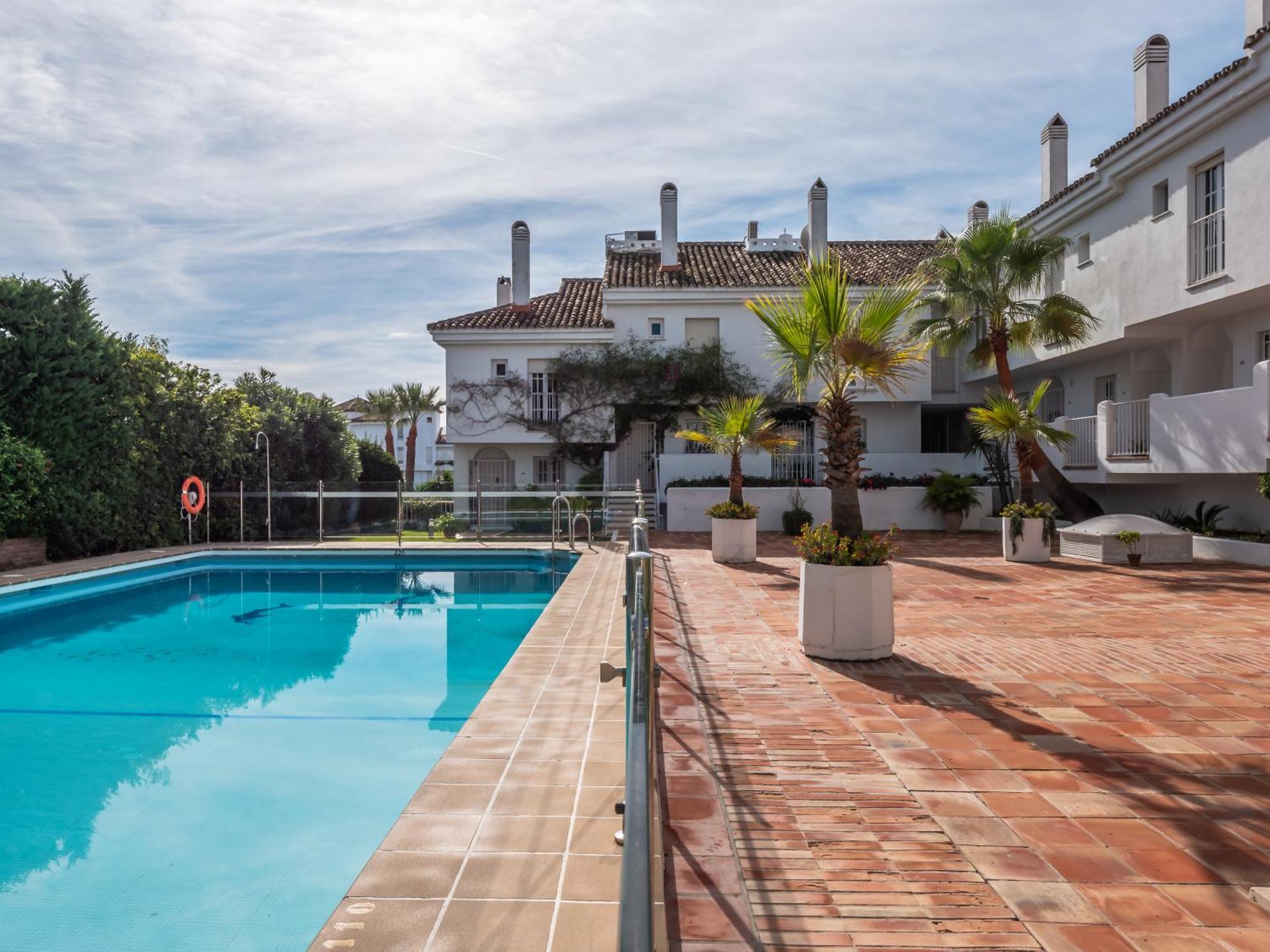 3 Bdrm Stylish W Pool In Puerto Banus