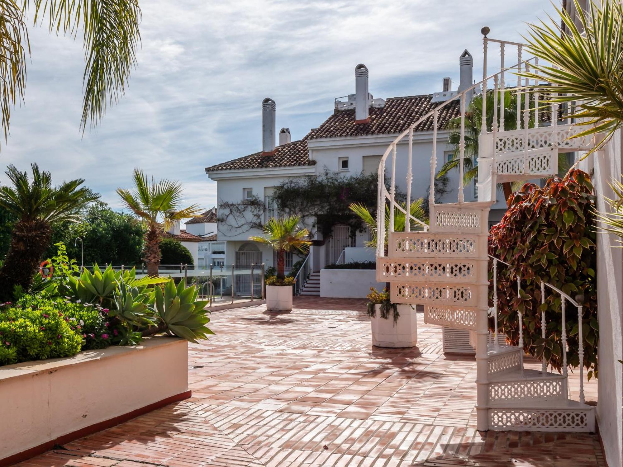 Appartement 3 Bdrm Stylish W Pool In Puerto Banus *