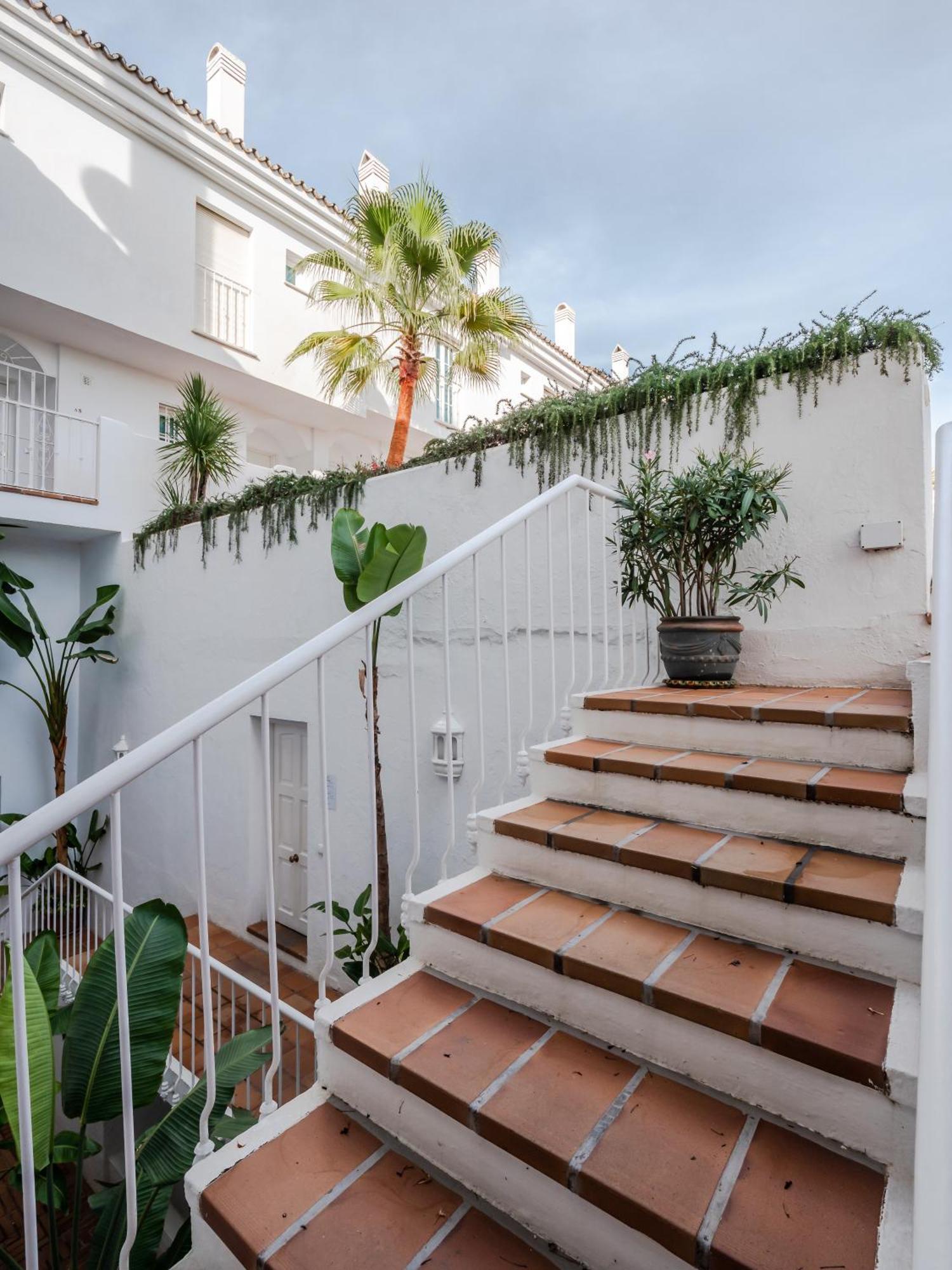 3 Bdrm Stylish W Pool In Puerto Banus *